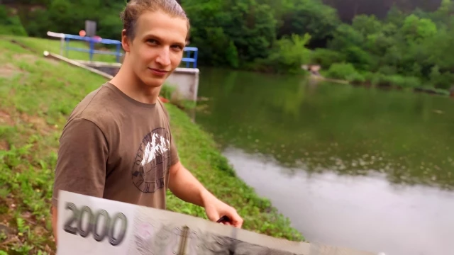 Amateur Dude Goes Outdoors And He Wants A Facial