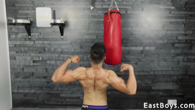 Kent Mills Shows His Incredible Muscles After Working Out